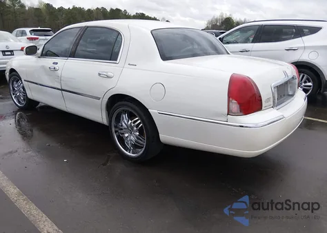 2003 Lincoln Town Car Signature from USA, damaged, VIN 1LNHM82W63Y660696